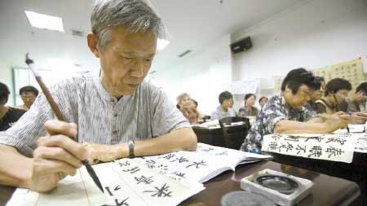 85岁老人爱书法 告诫年轻人学习无捷径