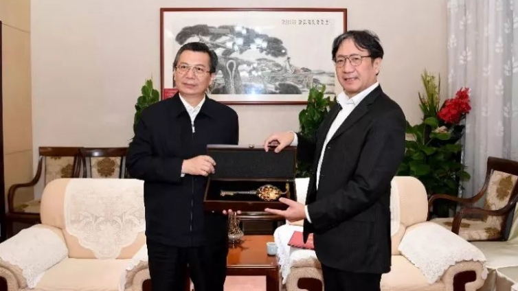 陈振濂在西安接受王永康书记颁发西安市人民政府首席文化顾问证书，和西安市城门“金钥匙” 