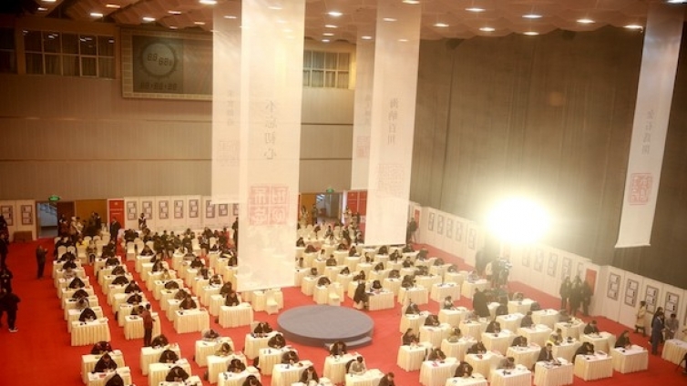 首次全国大学生篆刻大展启幕，一百多学子现场治印场面壮观！